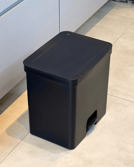 Lixeira de Pedal Trium Duplo Compartimento Preto 20 Litros